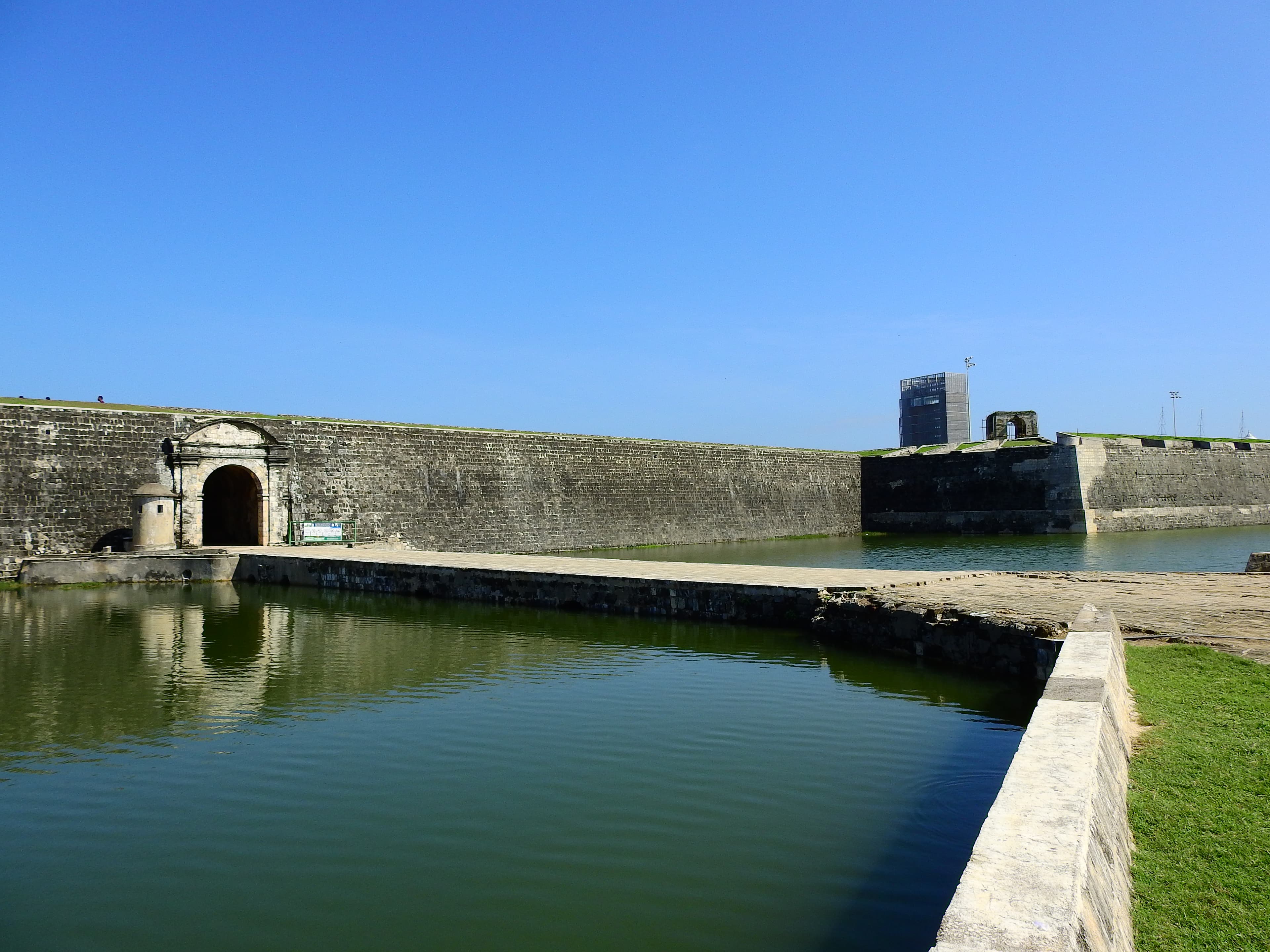 Jaffna Fort — Dutch-era gateway and moat at midday